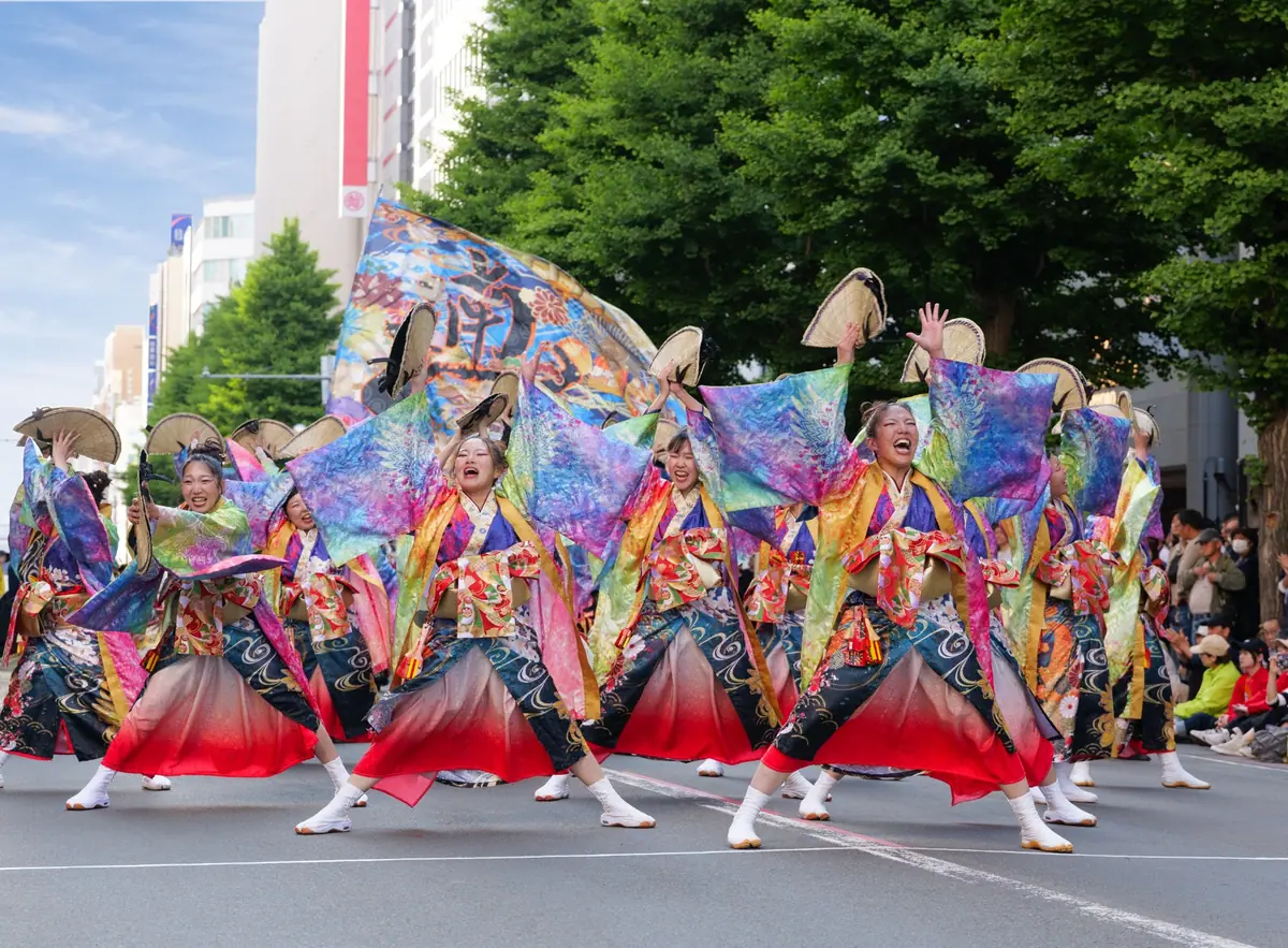 半被を着て踊る遖メンバー