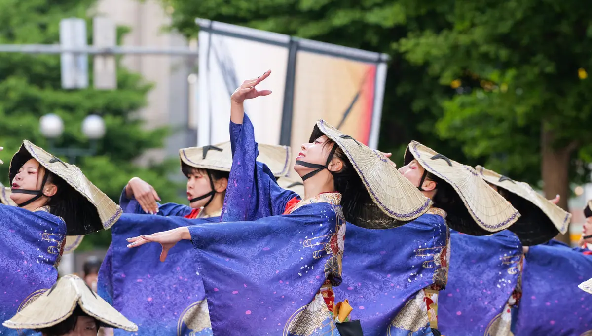 青衣装で踊る遖メンバー
